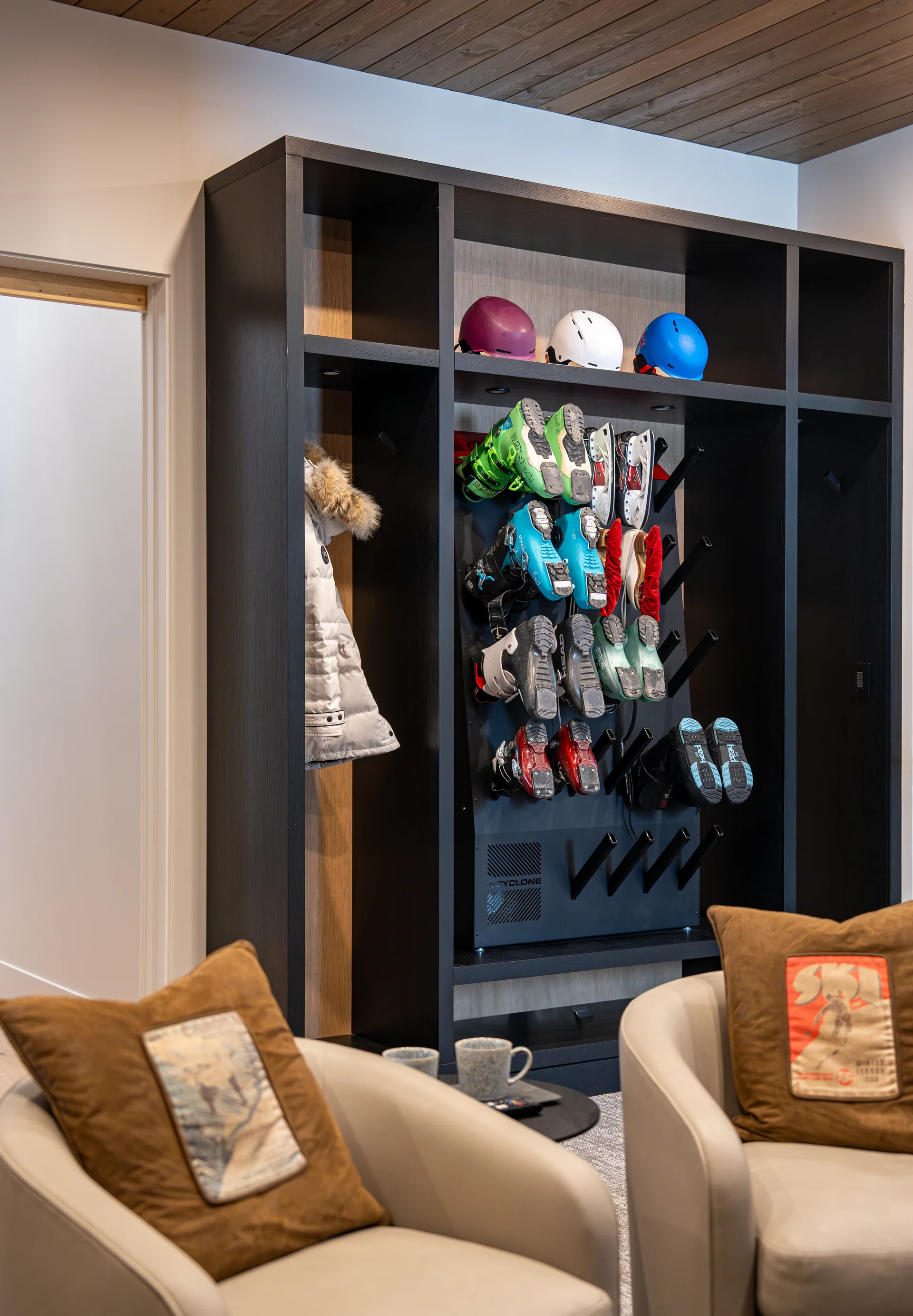Mountain Lake - boot-room, boot-room-main
