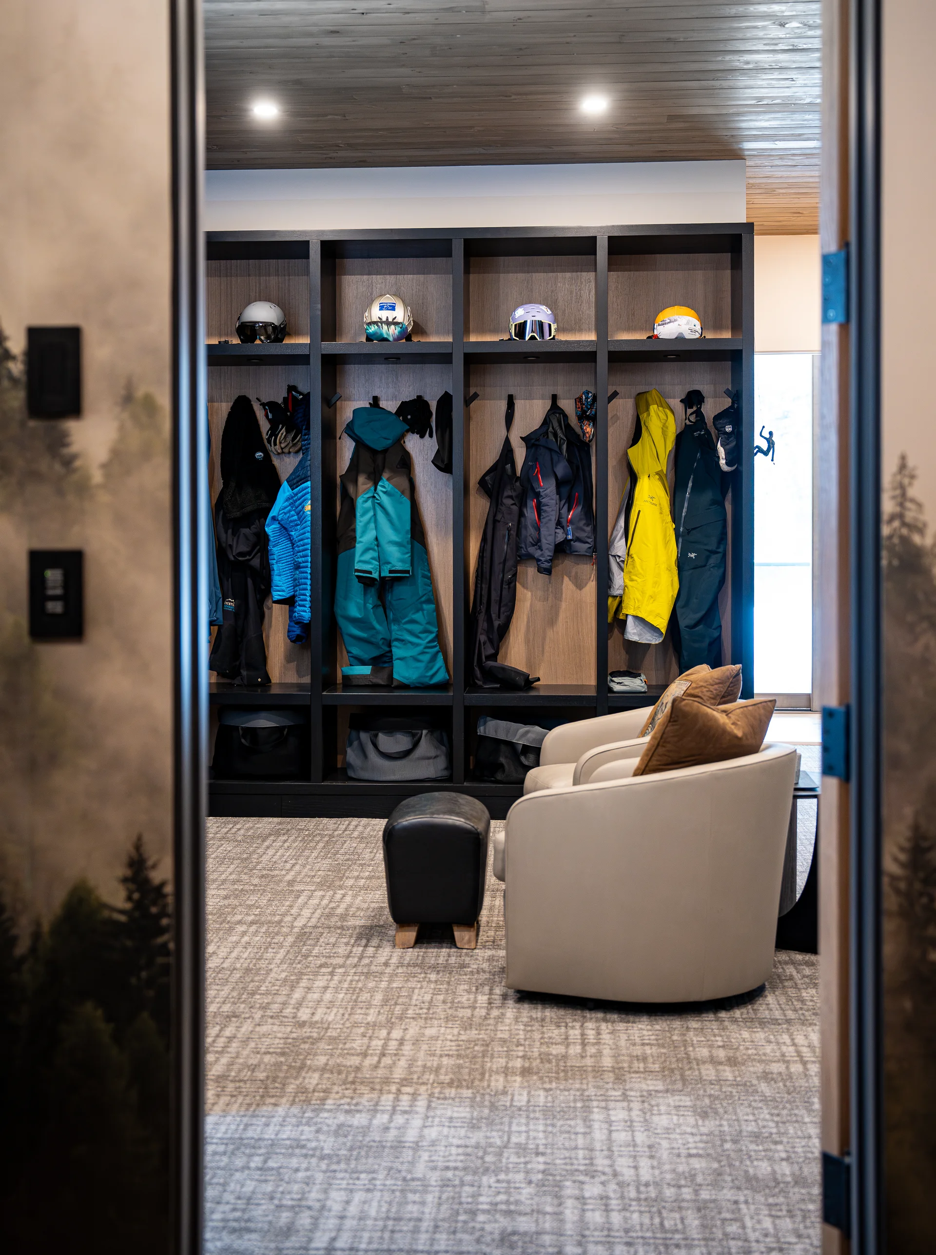 Mountain Lake - boot-room, boot-room-main