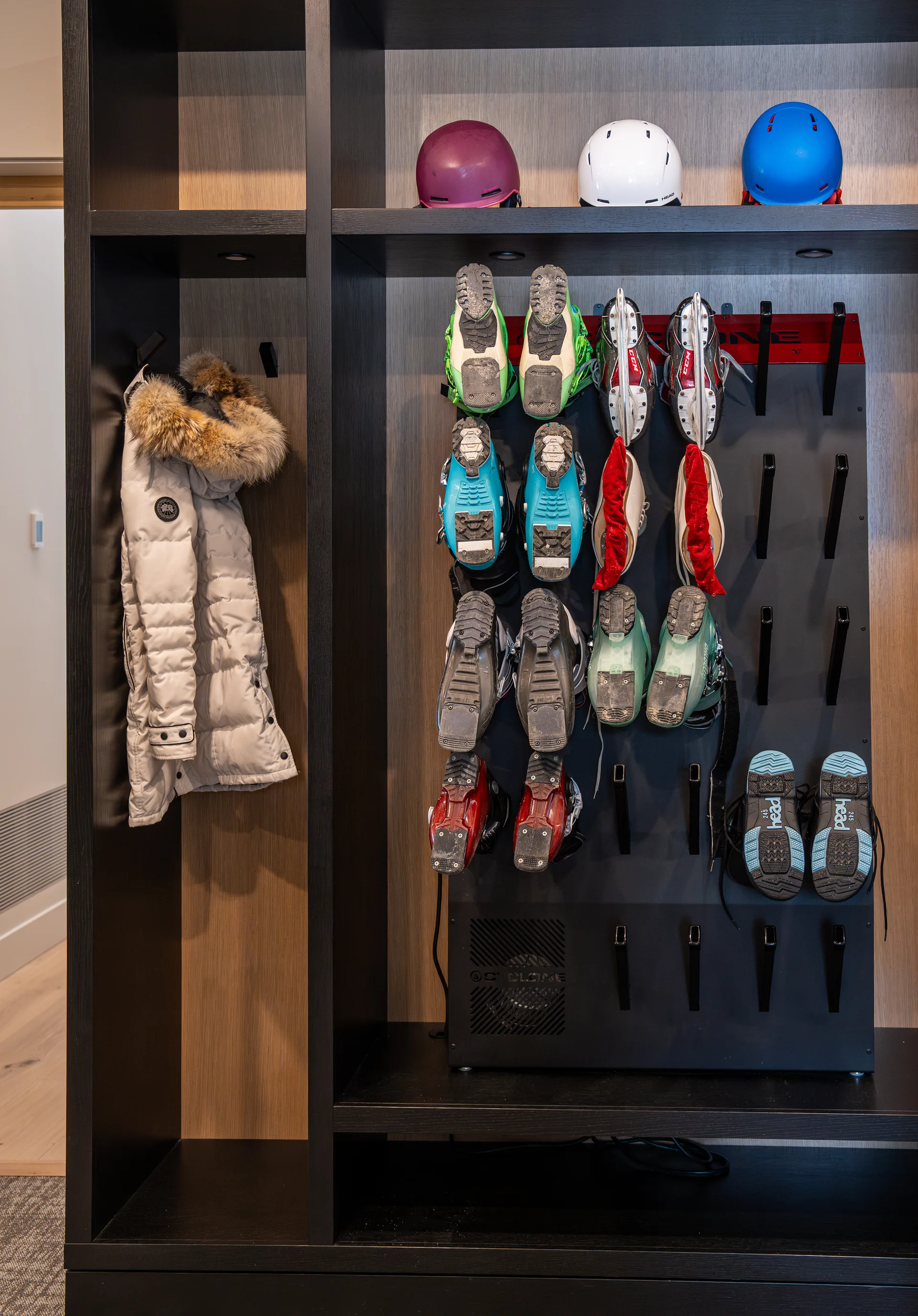 Mountain Lake - boot-room, boot-room-main