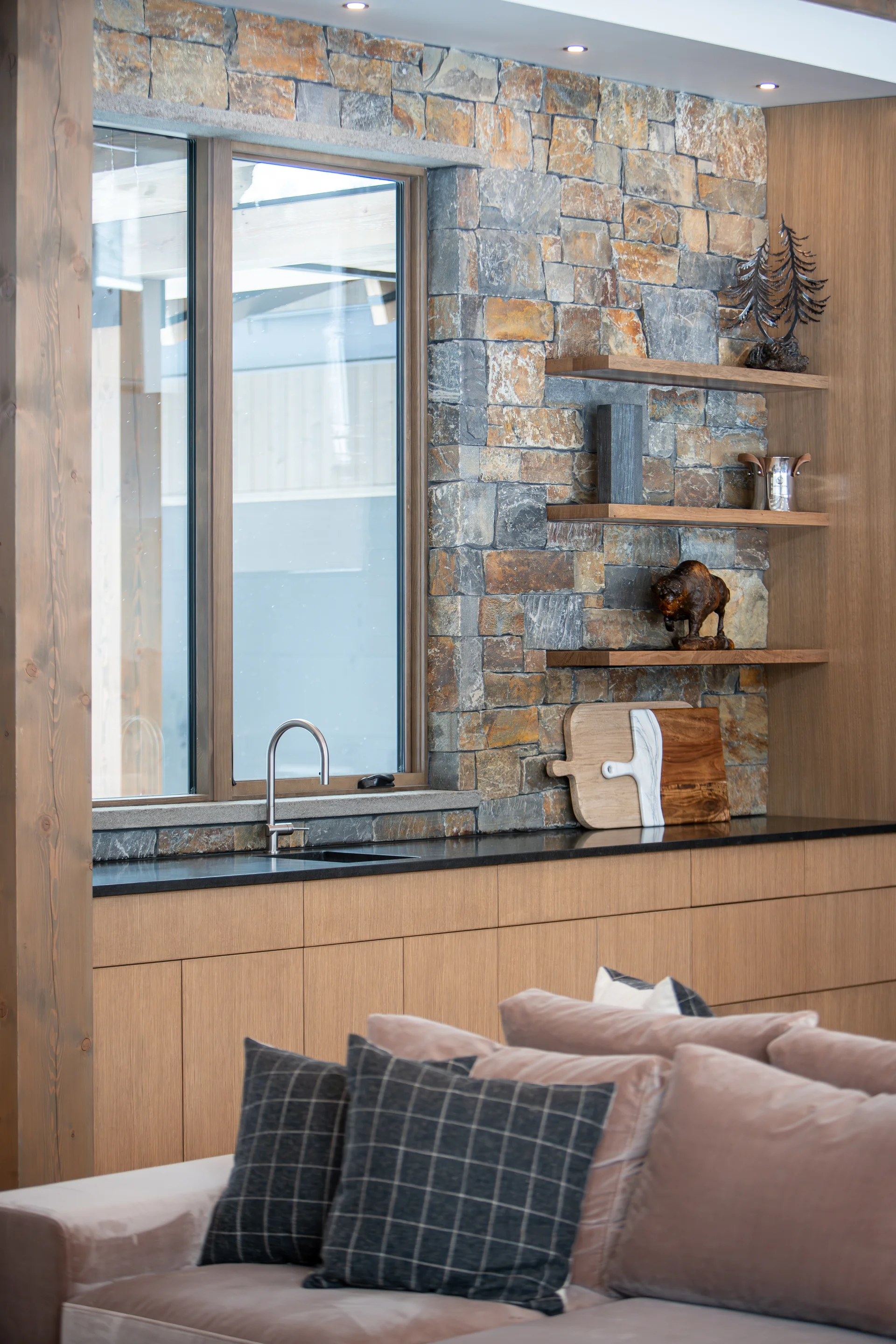 Mountain Lake - drinks-area, the-building, the-building-interior