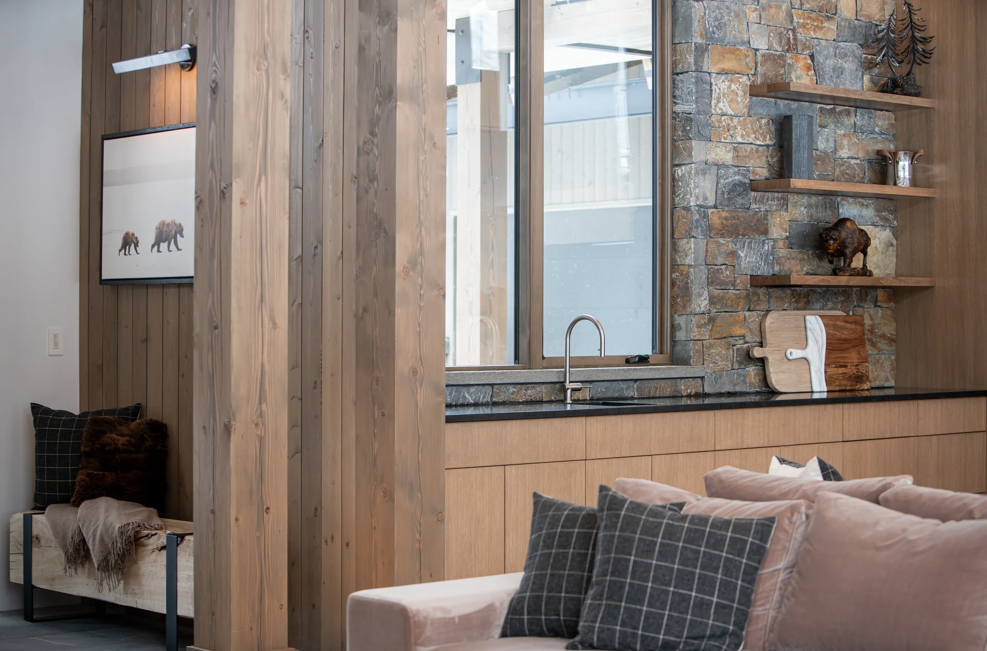 Mountain Lake - drinks-area, the-building, the-building-interior
